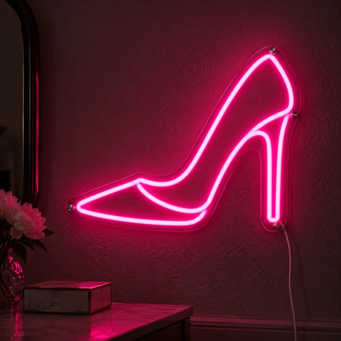 High Heel Neon LED Schild leuchtend an einer dunklen Wand, Nahaufnahme mit Anschlusskabel