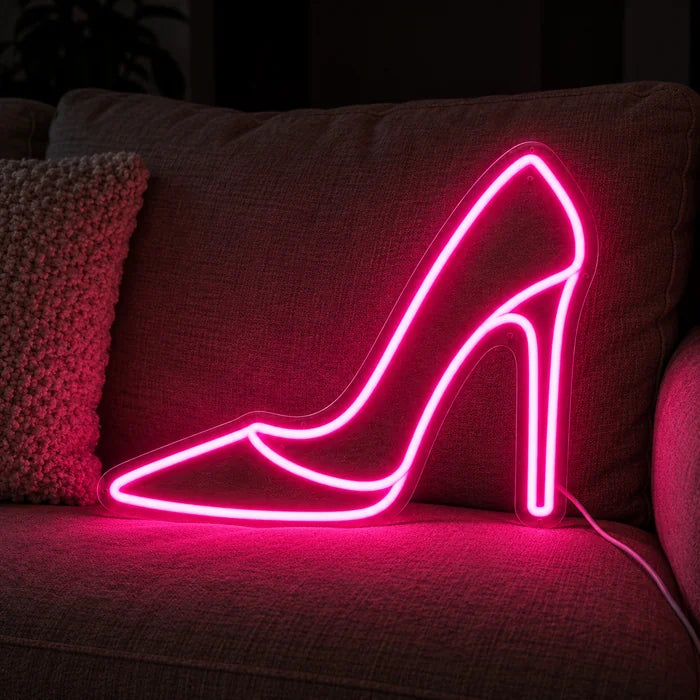 High Heel Neon LED Schild auf einem gemütlichen Sofa zwischen Kissen und Decke