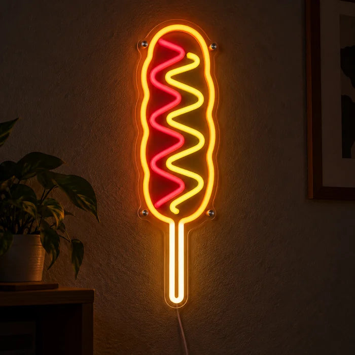 Hotdog am Stiel Neon LED Schild leuchtend an einer dunklen Wand, Nahaufnahme mit Anschlusskabel