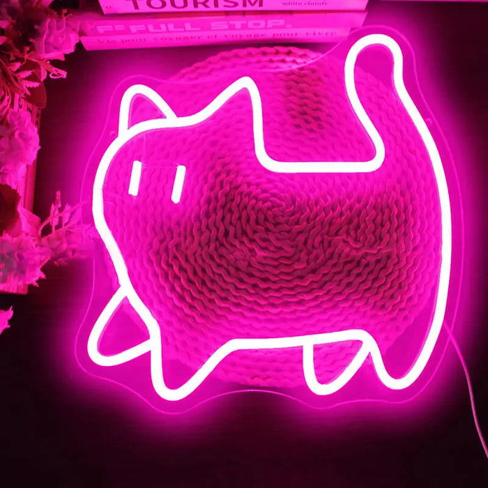 Pinke Katze Neon LED Schild in Rosa leuchtend an einer strukturierten Wand, Katze im Profil mit Schwanz nach oben