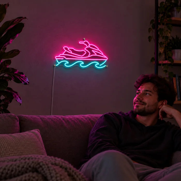 Jetski Neon LED Schild an der Wohnzimmerwand, davor entspannt eine Person auf dem Sofa