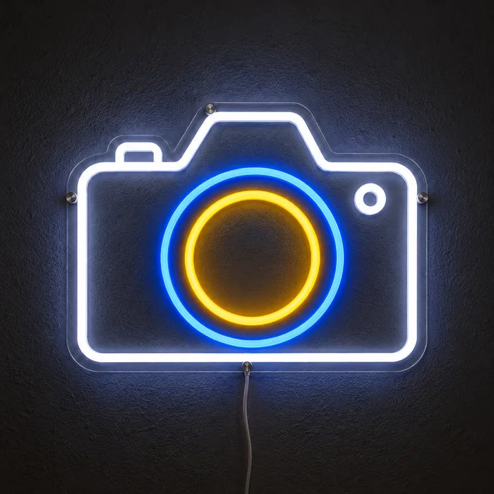 Kamera Neon LED Schild leuchtend an einer dunklen Wand, Nahaufnahme mit Anschlusskabel