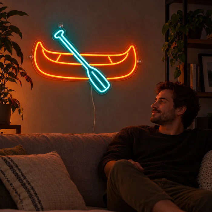 Kanu Neon LED Schild an der Wohnzimmerwand, davor entspannt eine Person auf dem Sofa