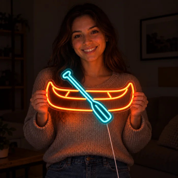 Kanu Neon LED Schild in den Händen einer lächelnden Frau vor dunklem Hintergrund