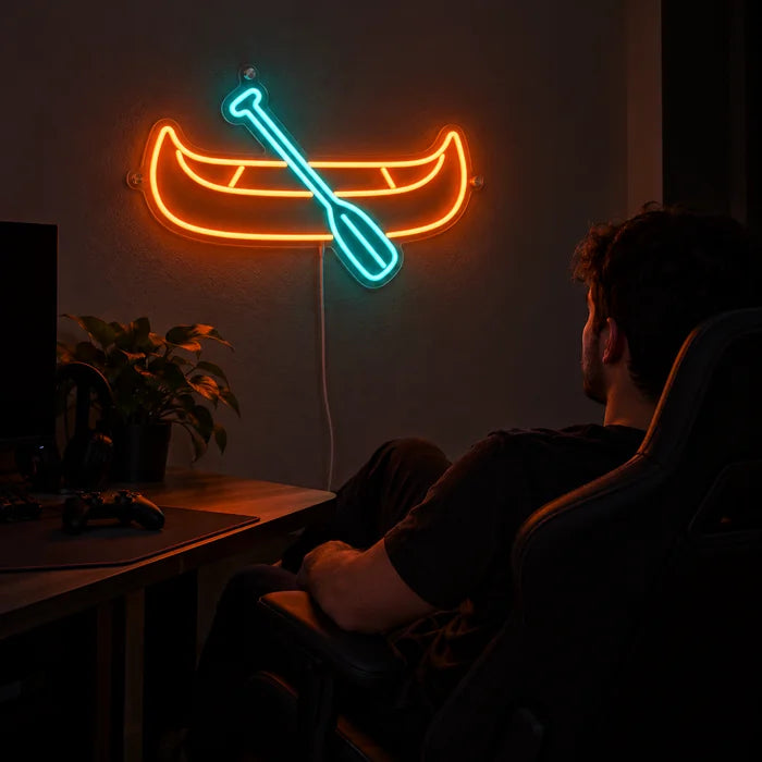 Kanu Neon LED Schild über dem Gaming-Schreibtisch, davor ein Spieler im Gaming-Stuhl