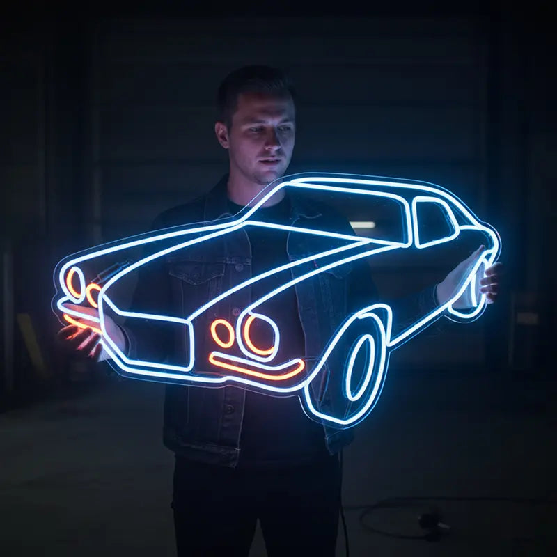 Stilisiertes Neon-Design eines amerikanischen Sportwagens mit leuchtend blauer Kontur und weiß-orangen Akzenten für Lichter, vor einem Ziegelhintergrund