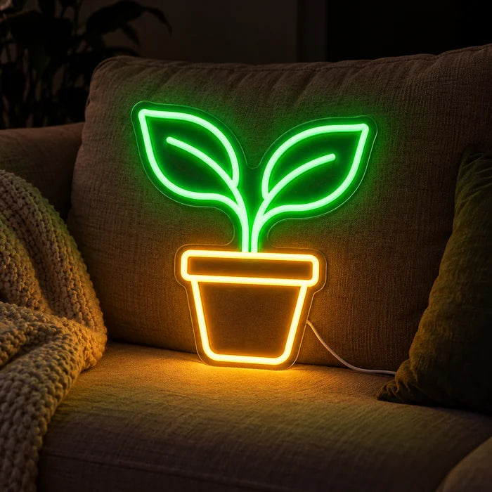 Kleiner Sprössling Neon LED Schild auf einem gemütlichen Sofa zwischen Kissen und Decke