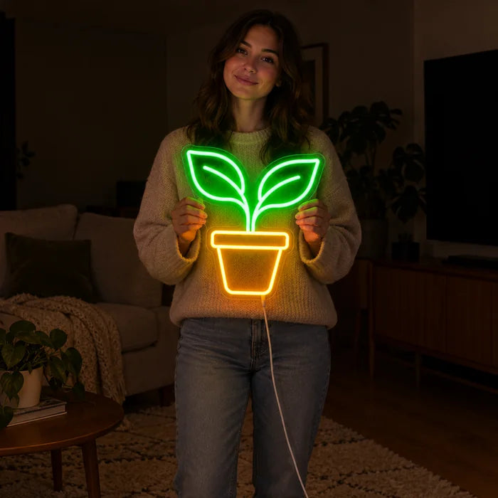 Kleiner Sprössling Neon LED Schild von einer Frau gehalten, zeigt die Größe im Vergleich zum Körper