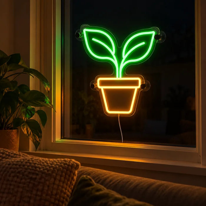 Kleiner Sprössling Neon LED Schild abends im Fenster eines gemütlichen Wohnzimmers