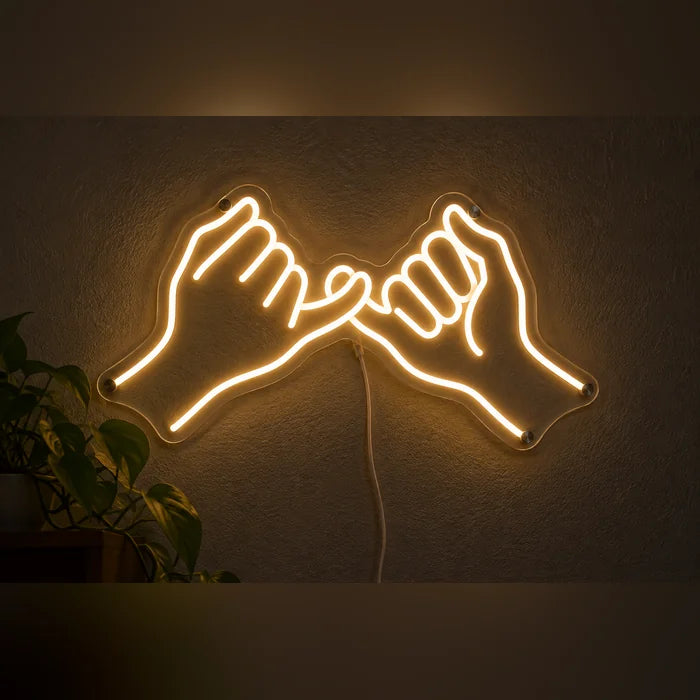 Kleines Versprechen Neon LED Schild leuchtend an einer dunklen Wand, Nahaufnahme mit Anschlusskabel