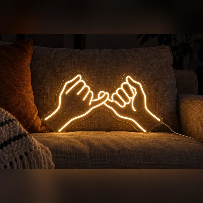 Kleines Versprechen Neon LED Schild auf einem gemütlichen Sofa zwischen Kissen und Decke