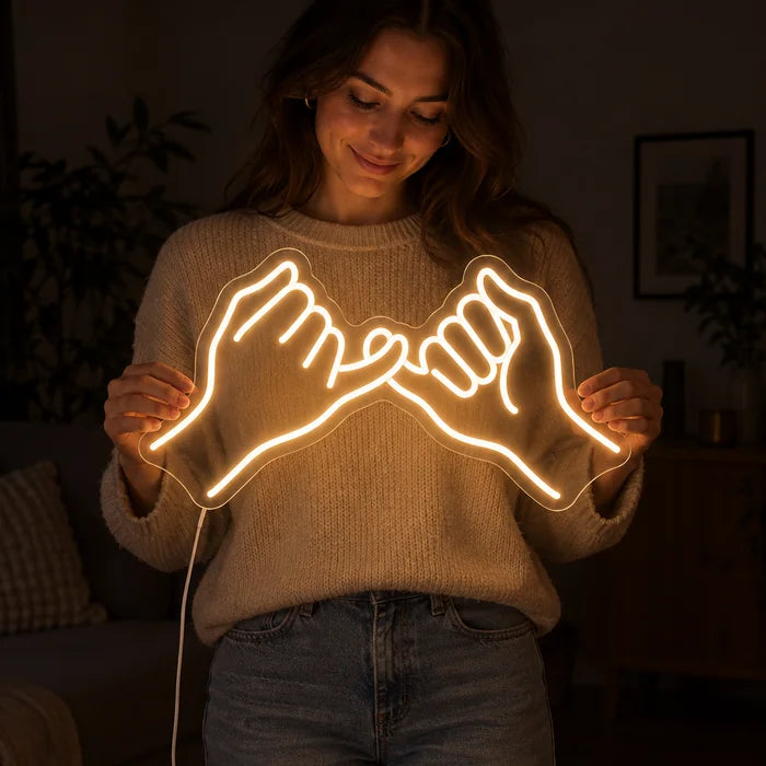 Kleines Versprechen Neon LED Schild von einer Frau gehalten, zeigt die Größe im Vergleich zum Körper