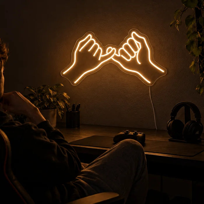 Kleines Versprechen Neon LED Schild über dem Gaming-Schreibtisch, davor ein Spieler im Gaming-Stuhl
