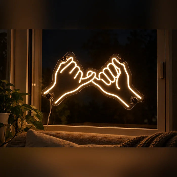 Kleines Versprechen Neon LED Schild abends im Fenster eines gemütlichen Wohnzimmers