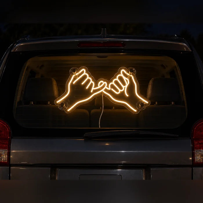 Kleines Versprechen Neon LED Schild an der Heckscheibe eines Autos bei Nacht