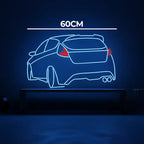 Stylisches Deko-Neon-Licht in intensivem Blau, das den Umriss eines sportlichen Ford Kompaktwagens aus der Heckperspektive darstellt.