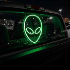 Science-Fiction-Deko: Ein auffälliges, grün leuchtendes Neon-Licht mit dem beliebten Alien-Symbol.
