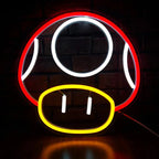 Neon-Schild in der Form des Superpilzes aus Super Mario, leuchtend in Rot, Weiß und Gelb auf einer Ziegelwand.
