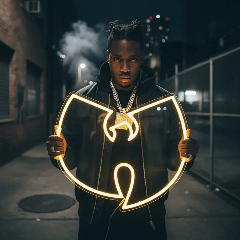 LED-Neon des Wu-Tang Symbols (W) auf einer gelben Ziegelwand montiert, ideal für Hip-Hop Fans.
