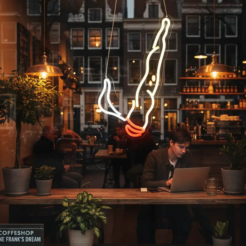 Deko-Licht in der Form einer Zigarette oder eines Joints, das leuchtendes Rot und Orange auf die Umgebung wirft.
