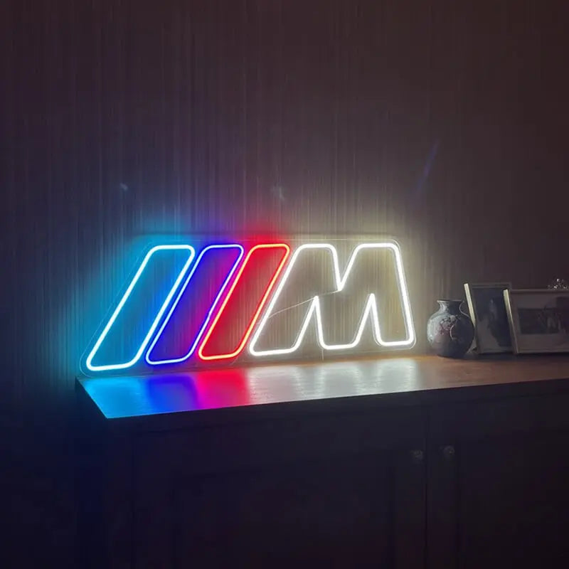 Dekoratives Neon-Schild, das das BMW Motorsport Logo darstellt, ideal als leuchtendes Element in einer Autowerkstatt oder Garage