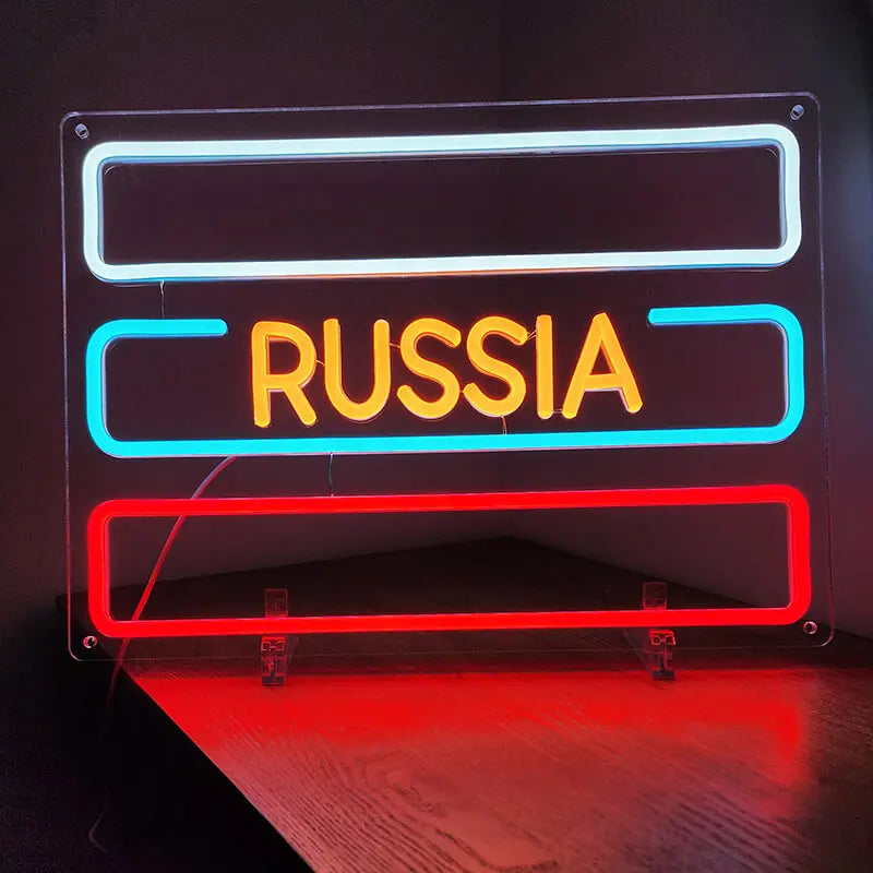 LED-Neon-Schild auf Acrylglas mit dreifarbiger Beleuchtung: Weiß oben, RUSSIA in Gelb, Rot unten