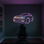 Wanddeko-Idee: Ein violett leuchtendes Neon-Sign, das die Frontansicht eines Saab 9-5 zeigt, perfekt für Liebhaber skandinavischer Autos