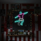 Auffälliges Neon-Licht eines dynamischen Fußballspielers in den modernen Farben Pink und blau
