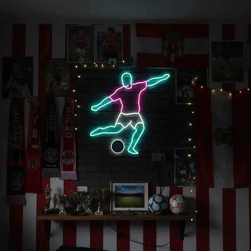 Auffälliges Neon-Licht eines dynamischen Fußballspielers in den modernen Farben Pink und blau
