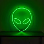 Custom-Neon-Sign mit dem Profil eines klassischen Aliens und einem leuchtenden, grünen Umriss.
