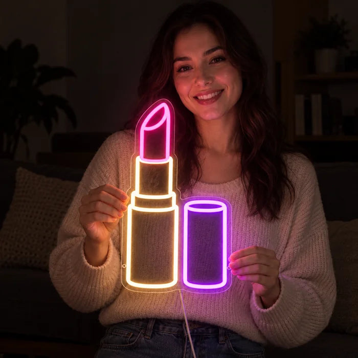 Lippenstift Neon LED Schild in den Händen einer lächelnden Frau vor dunklem Hintergrund