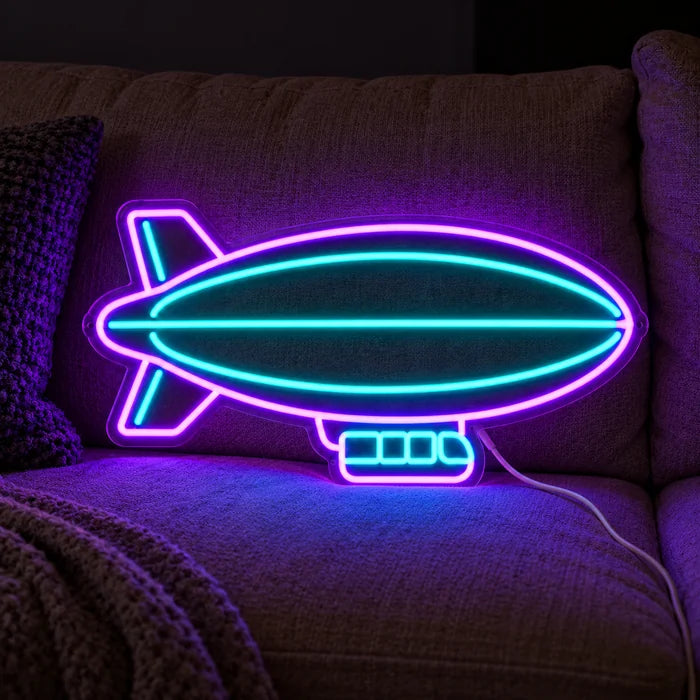 Luftschiff Neon LED Schild auf einem gemütlichen Sofa zwischen Kissen und Decke