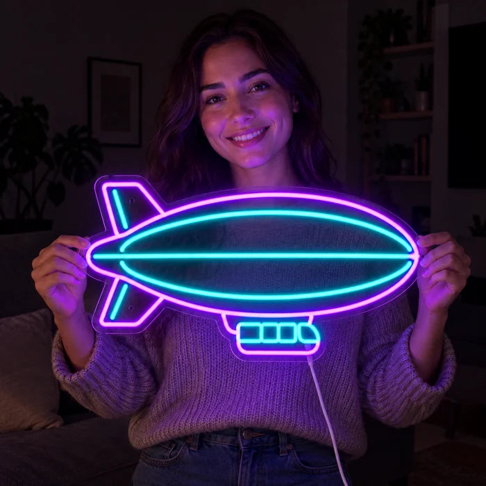Luftschiff Neon LED Schild in den Händen einer lächelnden Frau vor dunklem Hintergrund