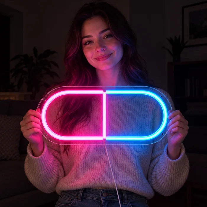 Medikamentenkapsel Neon LED Schild in den Händen einer lächelnden Frau vor dunklem Hintergrund