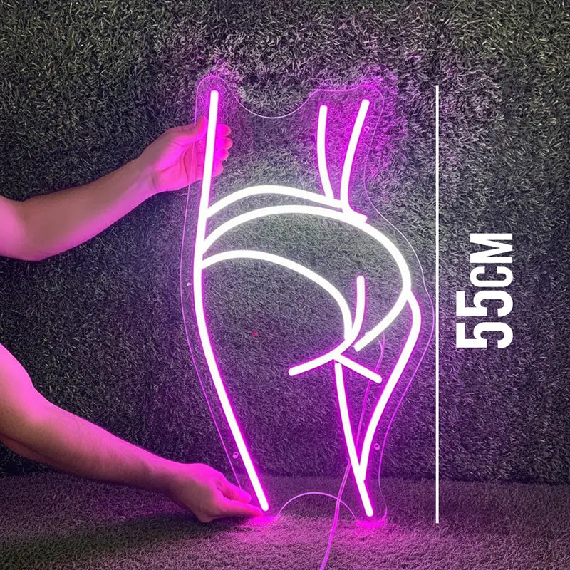 LED-Körperkunst als Neon-Kontur des unteren weiblichen Körpers, leuchtend in hellem Pink und Weiß.
