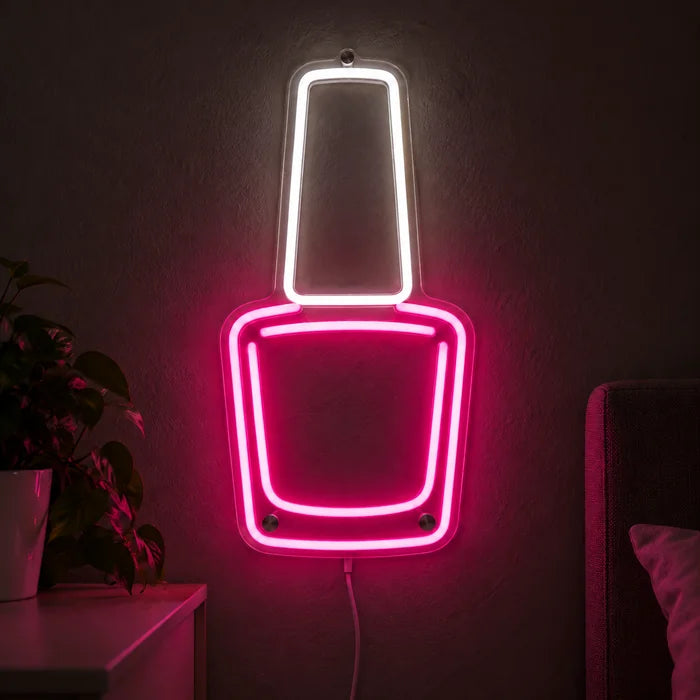 Nagellack Neon LED Schild leuchtend an einer dunklen Wand, Nahaufnahme mit Anschlusskabel