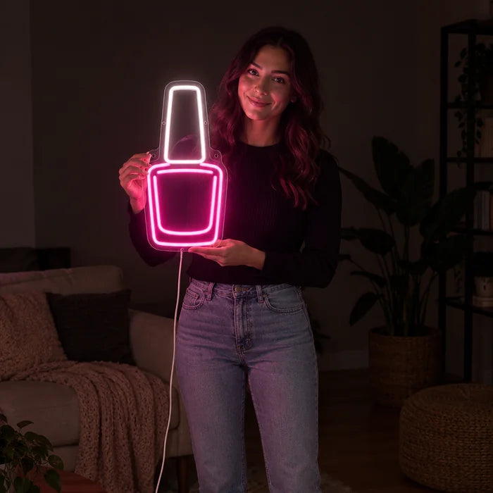Nagellack Neon LED Schild von einer Frau gehalten, zeigt die Größe im Vergleich zum Körper