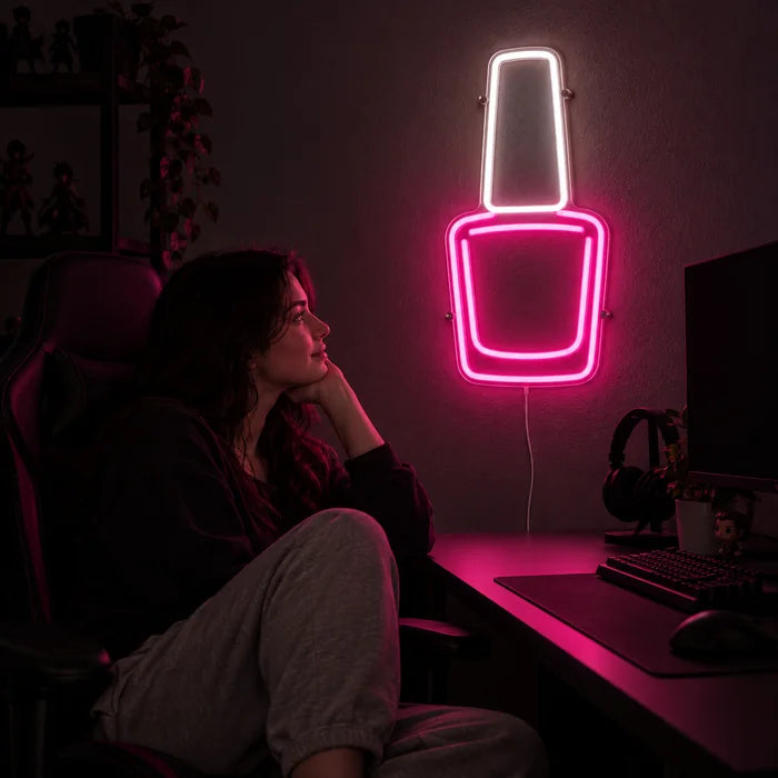 Nagellack Neon LED Schild über dem Gaming-Schreibtisch, davor ein Spieler im Gaming-Stuhl