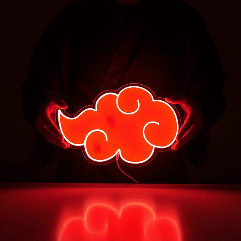 Anime-Fanartikel für Gaming-Zimmer oder Manga-Ecke: Ein rotes Akatsuki-Wolken-Neonlicht auf einem dunklen Tisch.