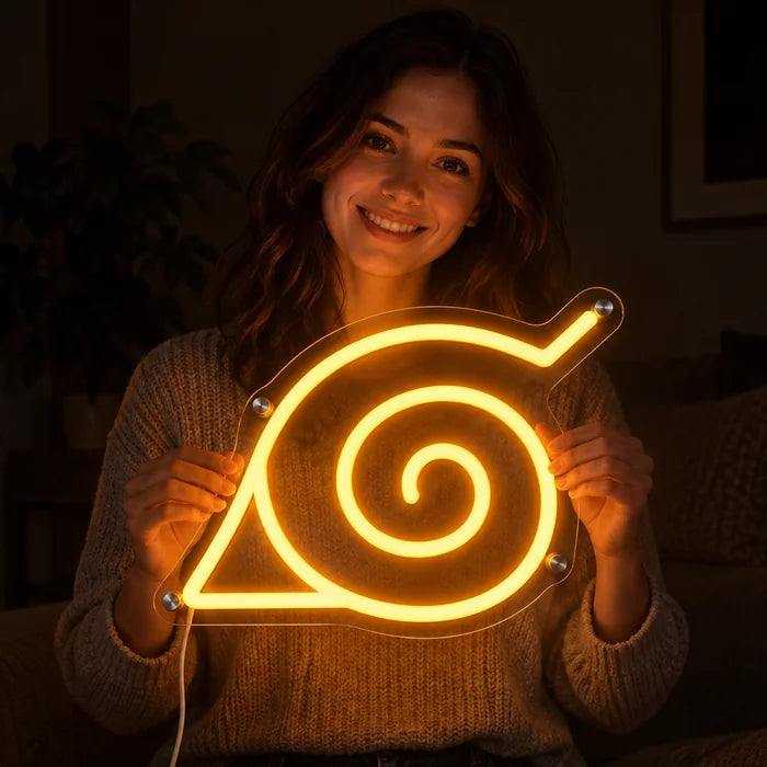 Naruto Konoha Symbol Neon LED Schild in den Händen einer lächelnden Frau vor dunklem Hintergrund