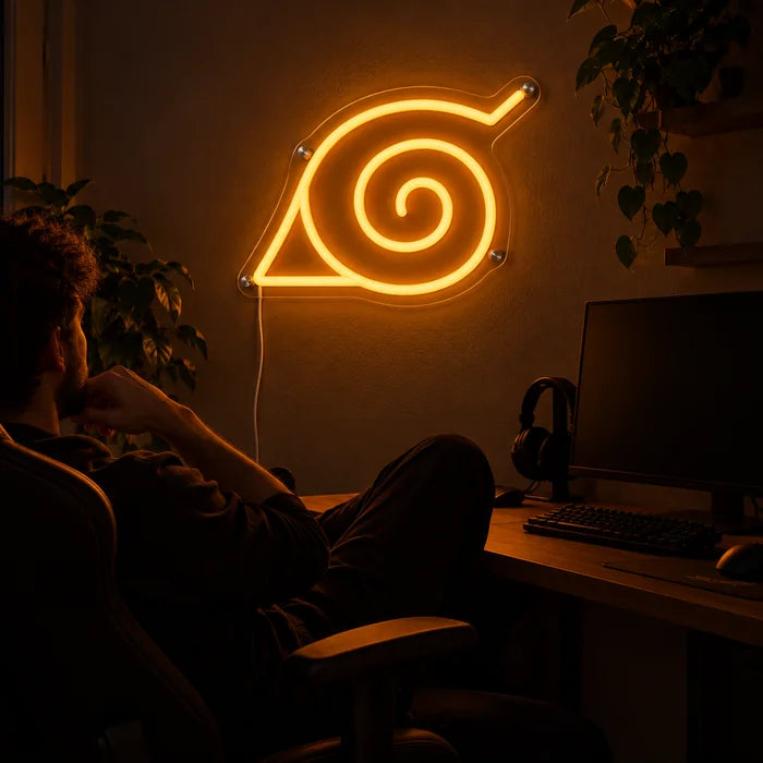 Naruto Konoha Symbol Neon LED Schild über dem Gaming-Schreibtisch, davor ein Spieler im Gaming-Stuhl