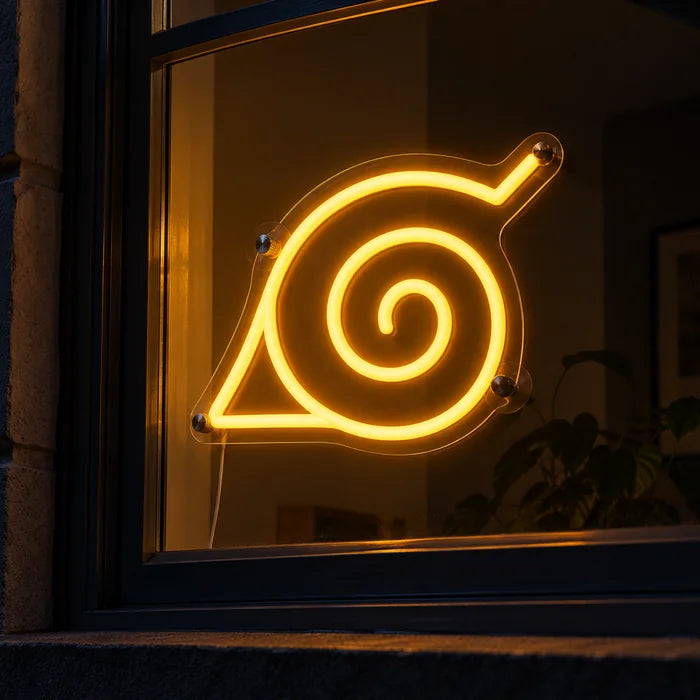 Naruto Konoha Symbol Neon LED Schild im Fenster, von der nächtlichen Straße aus gesehen