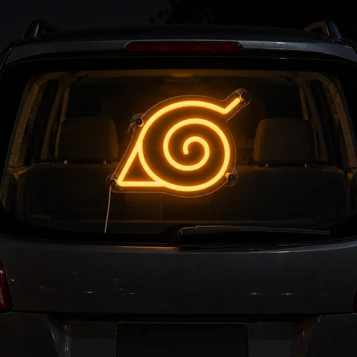 Naruto Konoha Symbol Neon LED Schild an der Heckscheibe eines Autos bei Nacht