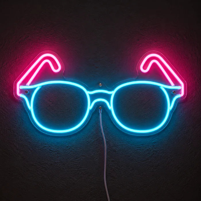 Neon-Brille Neon LED Schild leuchtend an einer dunklen Wand, Nahaufnahme mit Anschlusskabel