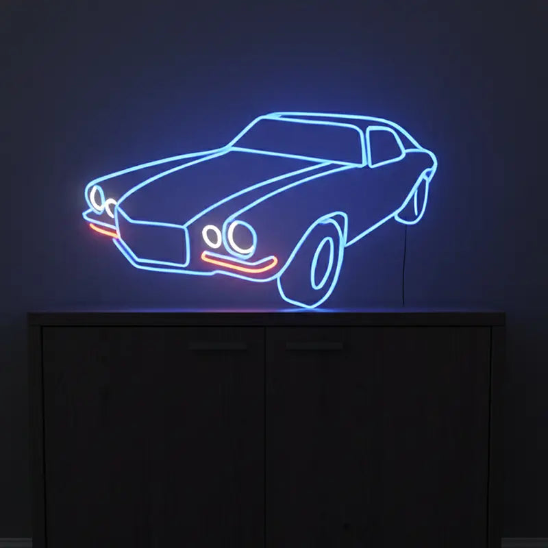 Illumination: Eine elektrische Neonskulptur, die die Seitenansicht eines schnellen Autos auf einer rustikalen Mauer nachzeichnet