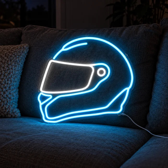 Neon-Rennhelm Neon LED Schild auf einem gemütlichen Sofa zwischen Kissen und Decke