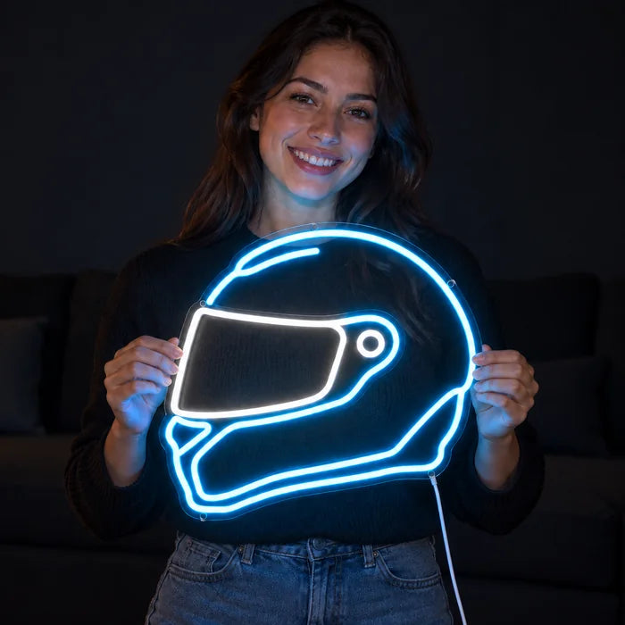 Neon-Rennhelm Neon LED Schild in den Händen einer lächelnden Frau vor dunklem Hintergrund