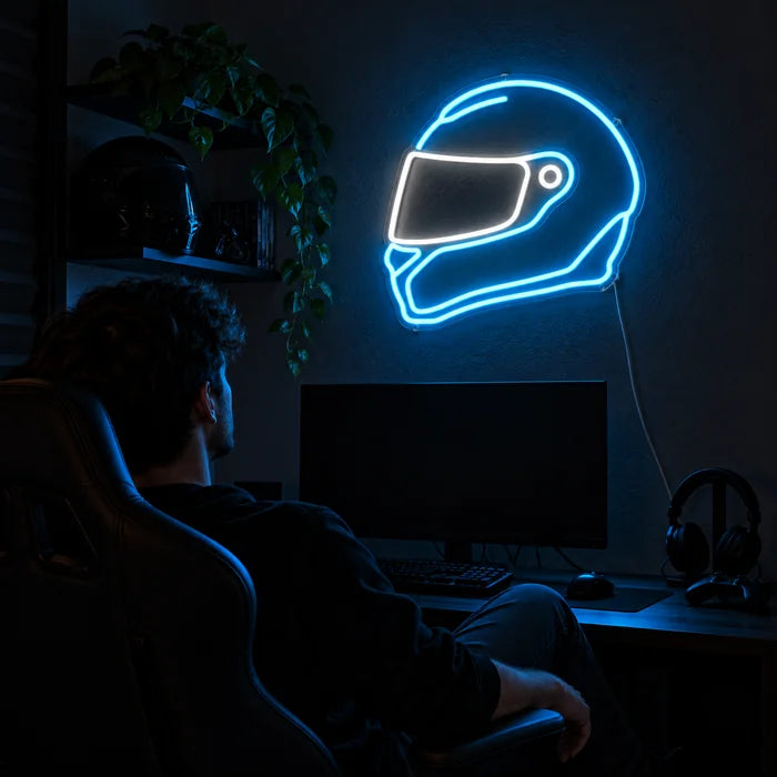 Neon-Rennhelm Neon LED Schild über dem Gaming-Schreibtisch, davor ein Spieler im Gaming-Stuhl