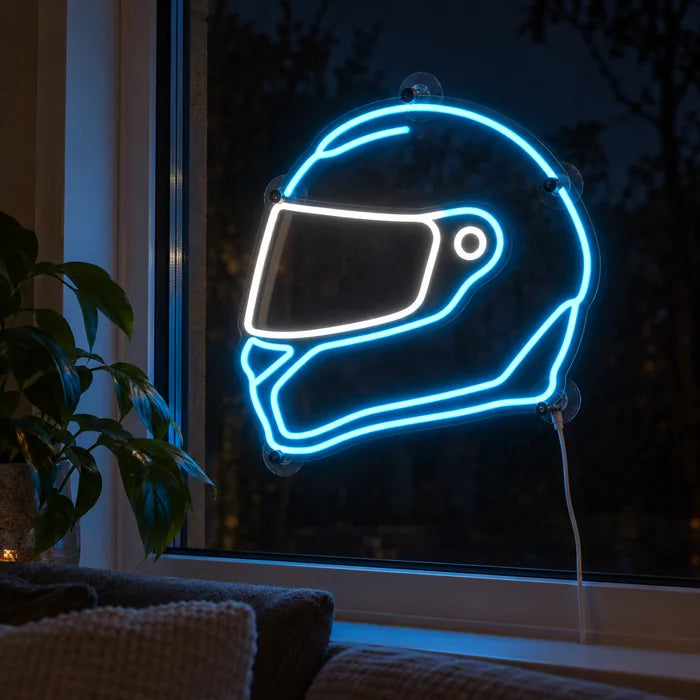 Neon-Rennhelm Neon LED Schild abends im Fenster eines gemütlichen Wohnzimmers