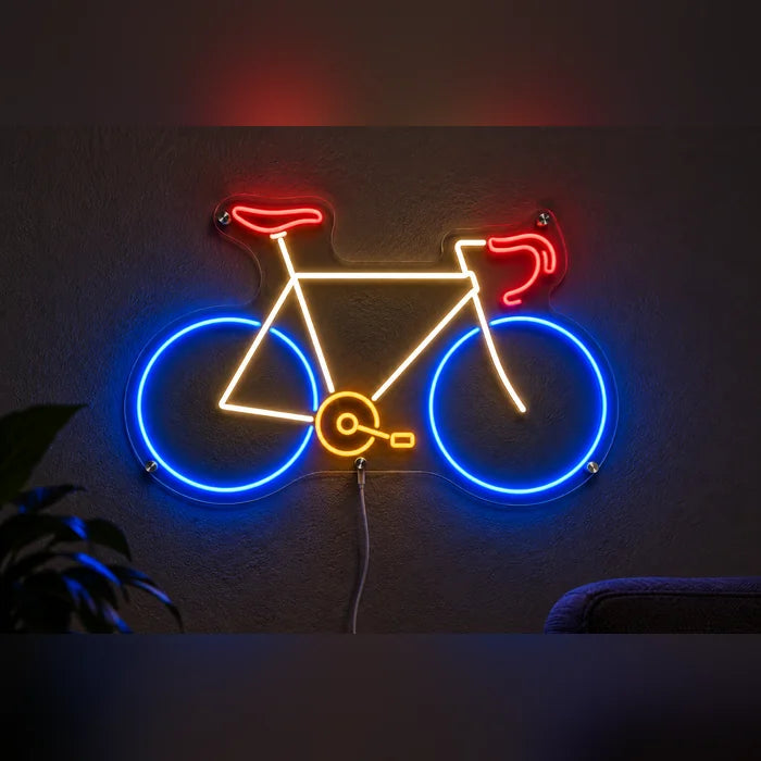 Neon-Rennrad Neon LED Schild leuchtend an einer dunklen Wand, Nahaufnahme mit Anschlusskabel